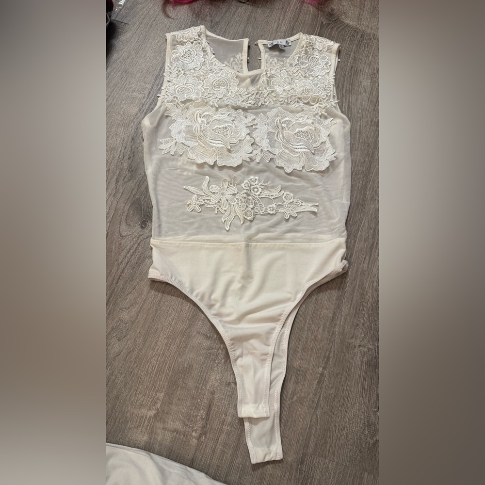 Iris Cream Floral Lace Bodysuit M